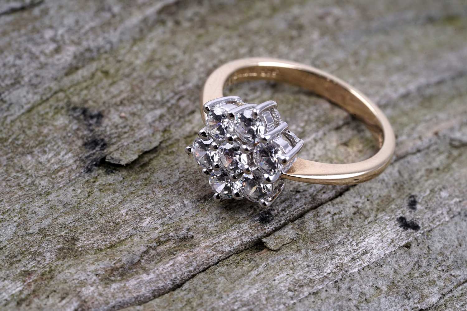 Lot 46 - A contemporary cubic zirconia flower pattern cluster ring