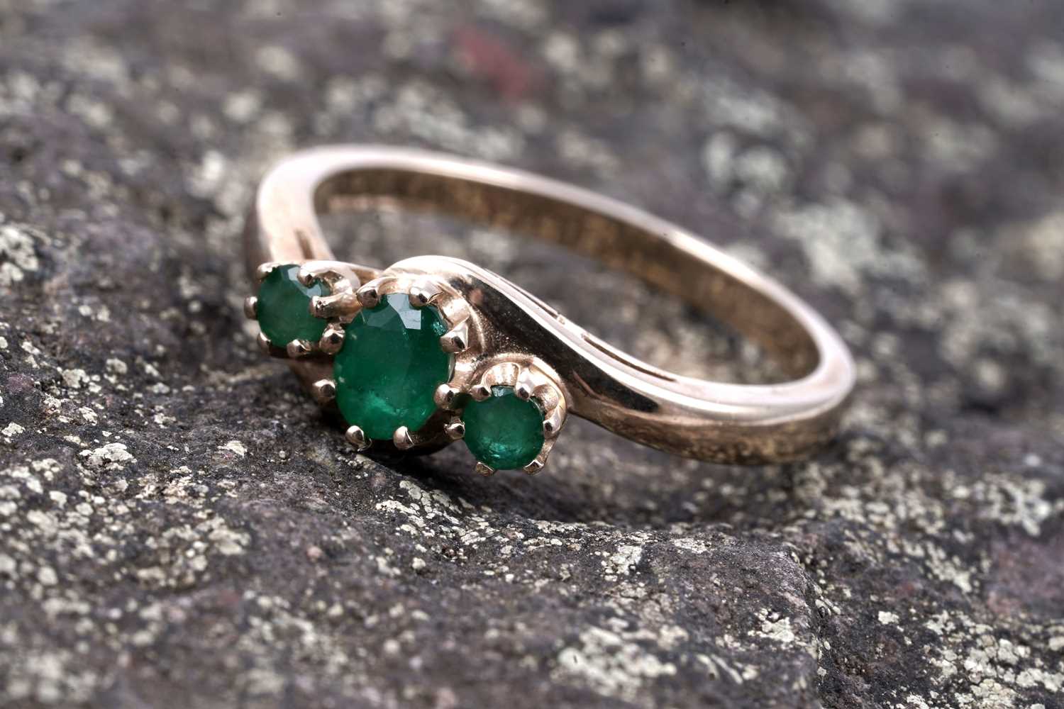 Lot 48 - A contemporary three stone emerald ring