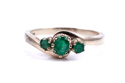 Lot 48 - A contemporary three stone emerald ring