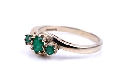 Lot 48 - A contemporary three stone emerald ring