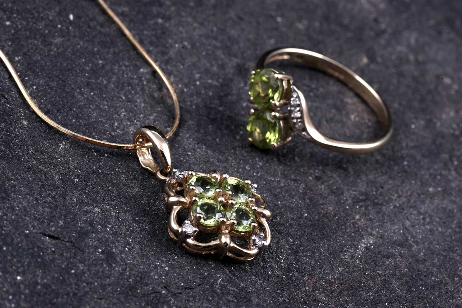 Lot 54 - A contemporary peridot pendant necklace and ring set