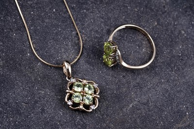 Lot 54 - A contemporary peridot pendant necklace and ring set