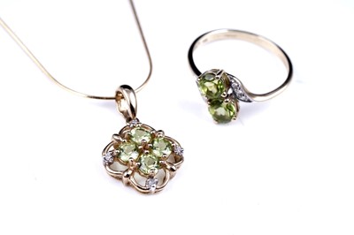 Lot 54 - A contemporary peridot pendant necklace and ring set