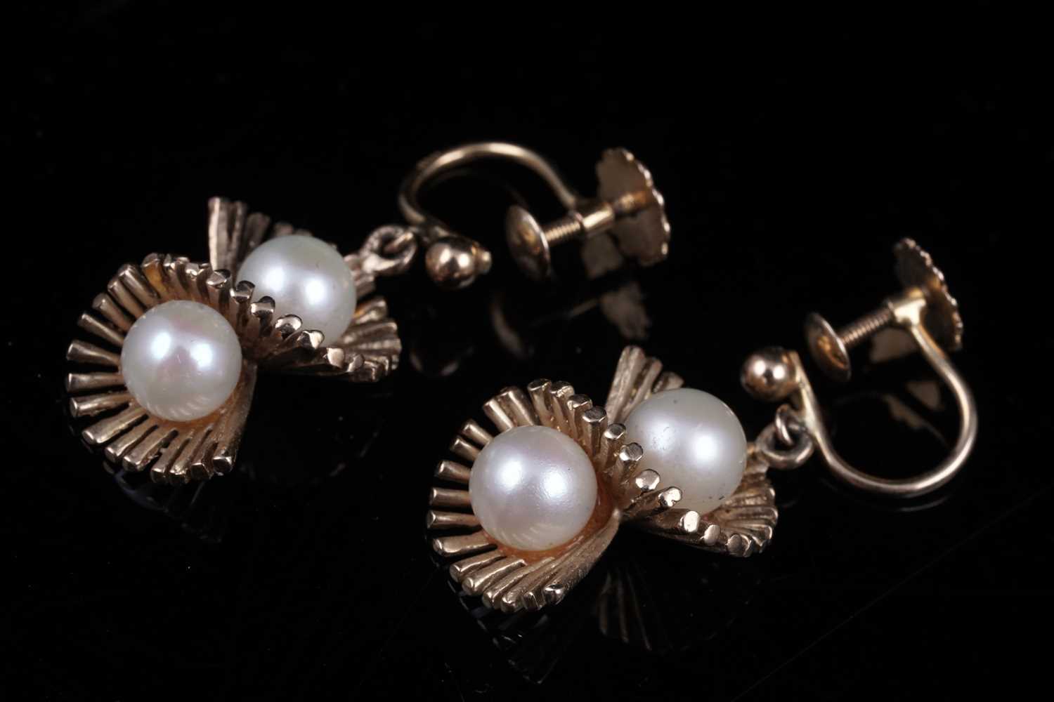 Lot 19 - A pair of 20th Century Modern cultured pearl pendant earrings