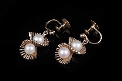 Lot 19 - A pair of 20th Century Modern cultured pearl pendant earrings