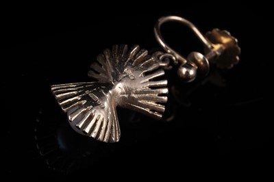 Lot 19 - A pair of 20th Century Modern cultured pearl pendant earrings