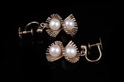 Lot 19 - A pair of 20th Century Modern cultured pearl pendant earrings