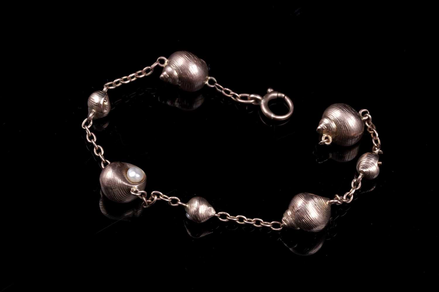 Lot 23 - An early 20th Century seashell pattern bracelet