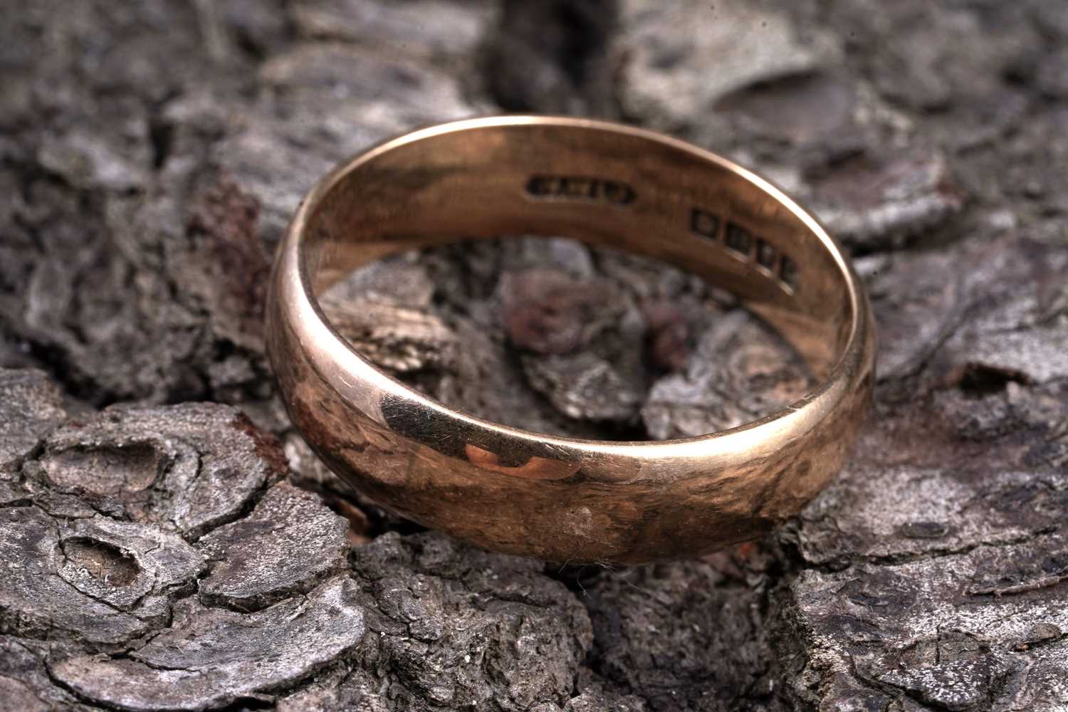 Lot 77 - A 1918 dated 18ct gold scarf ring