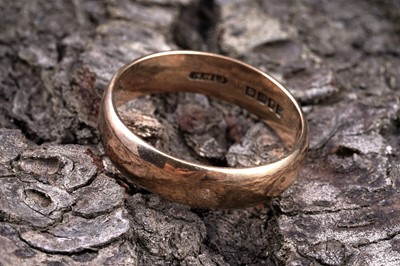 Lot 77 - A 1918 dated 18ct gold scarf ring