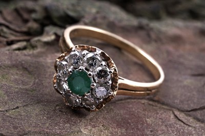 Lot 548 - An emerald and diamond ring