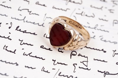 Lot 84 - An Edwardian loveheart pattern carnelian signet ring