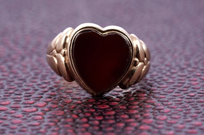 Lot 84 - An Edwardian loveheart pattern carnelian signet ring