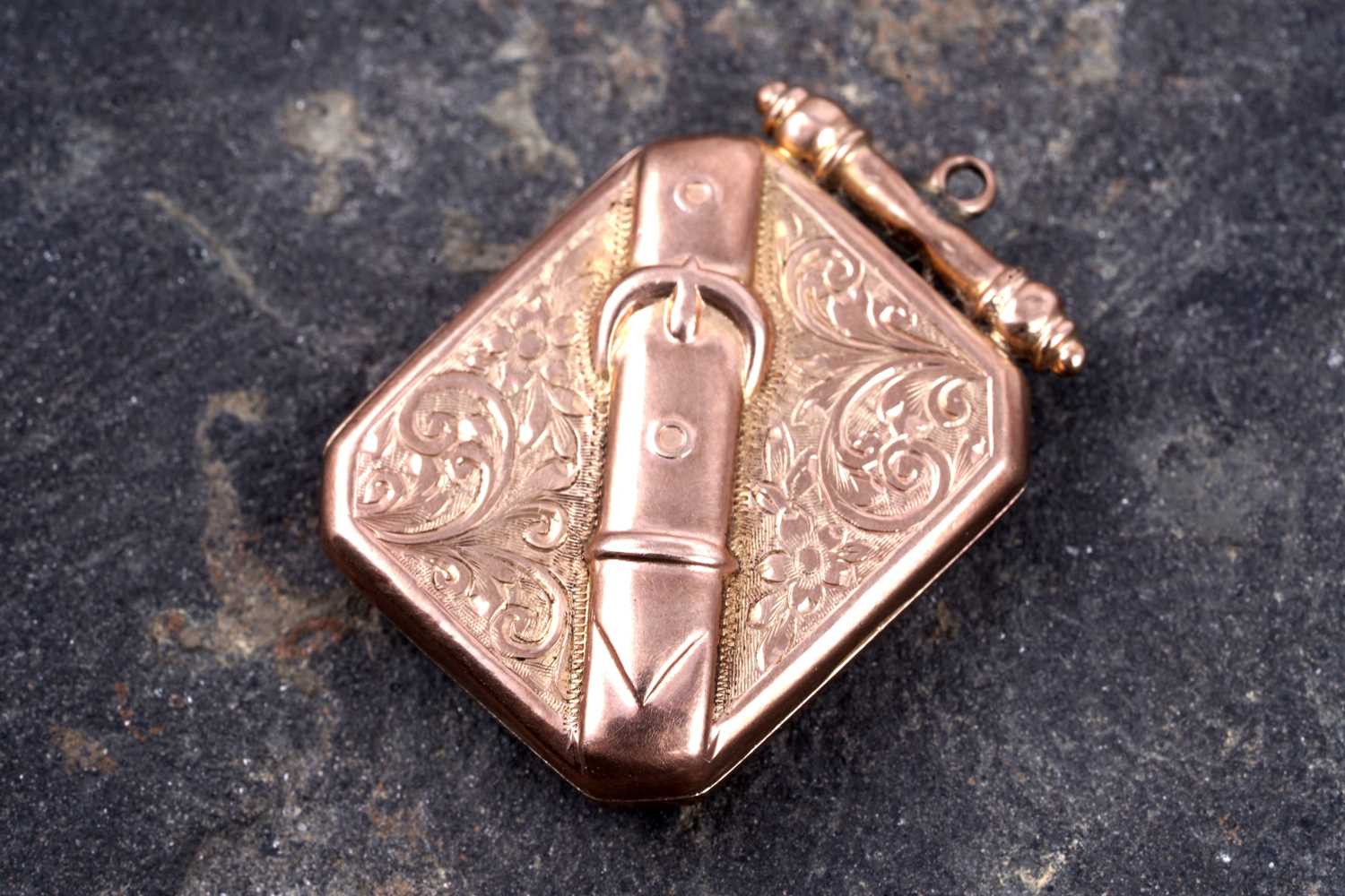Lot 89 - An early 20th Century Aesthetic Movement 9ct rose gold locket