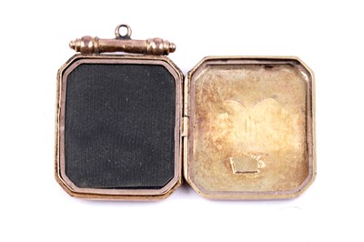 Lot 89 - An early 20th Century Aesthetic Movement 9ct rose gold locket