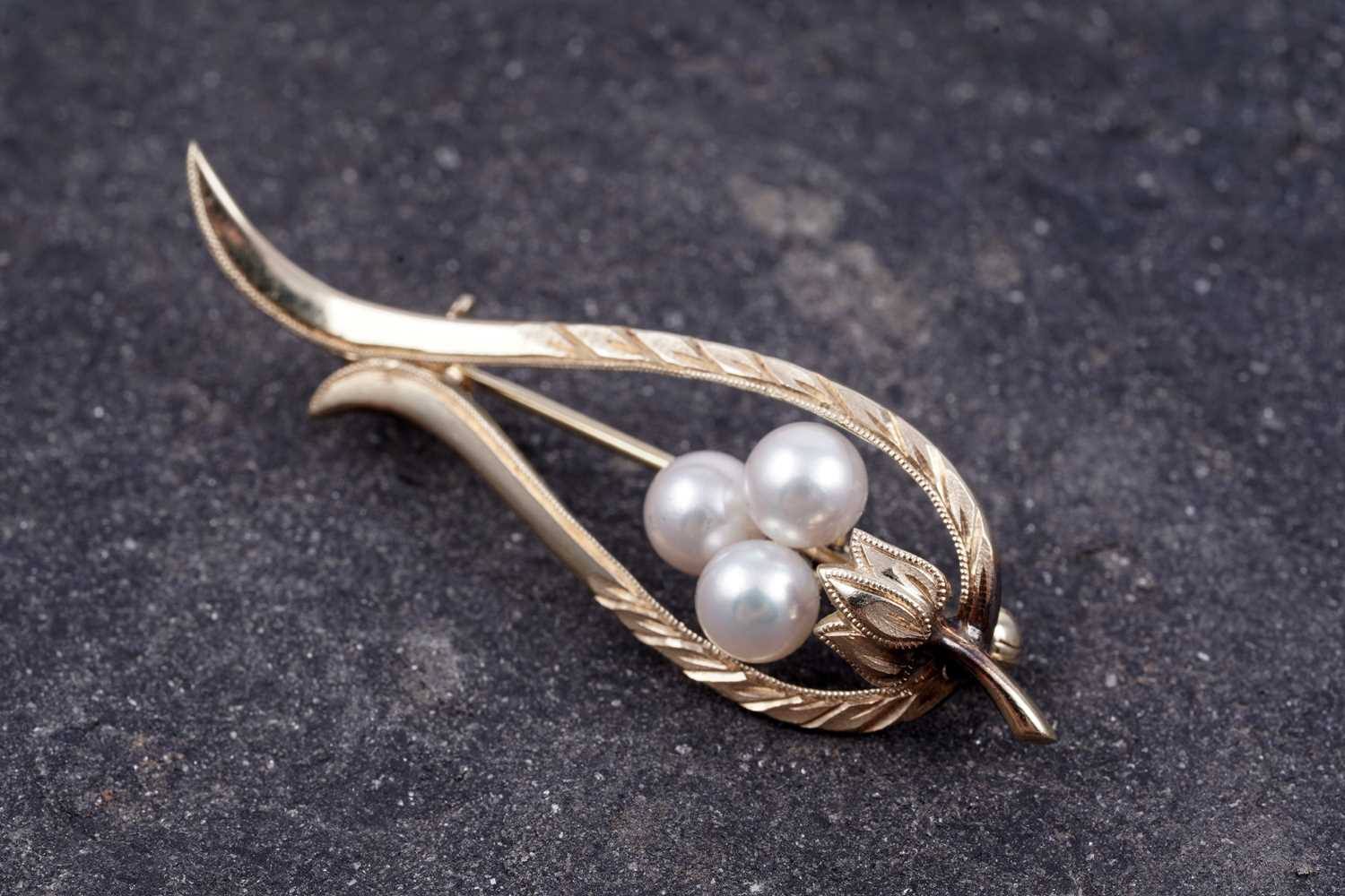 Lot 91 - A modern cultured pearl brooch