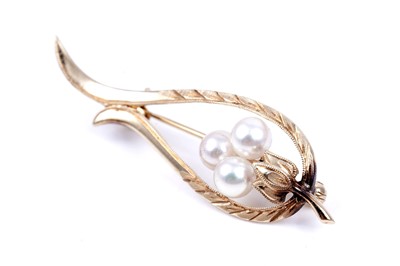 Lot 91 - A modern cultured pearl brooch