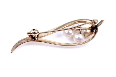 Lot 91 - A modern cultured pearl brooch