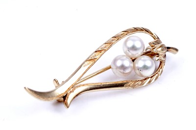 Lot 91 - A modern cultured pearl brooch