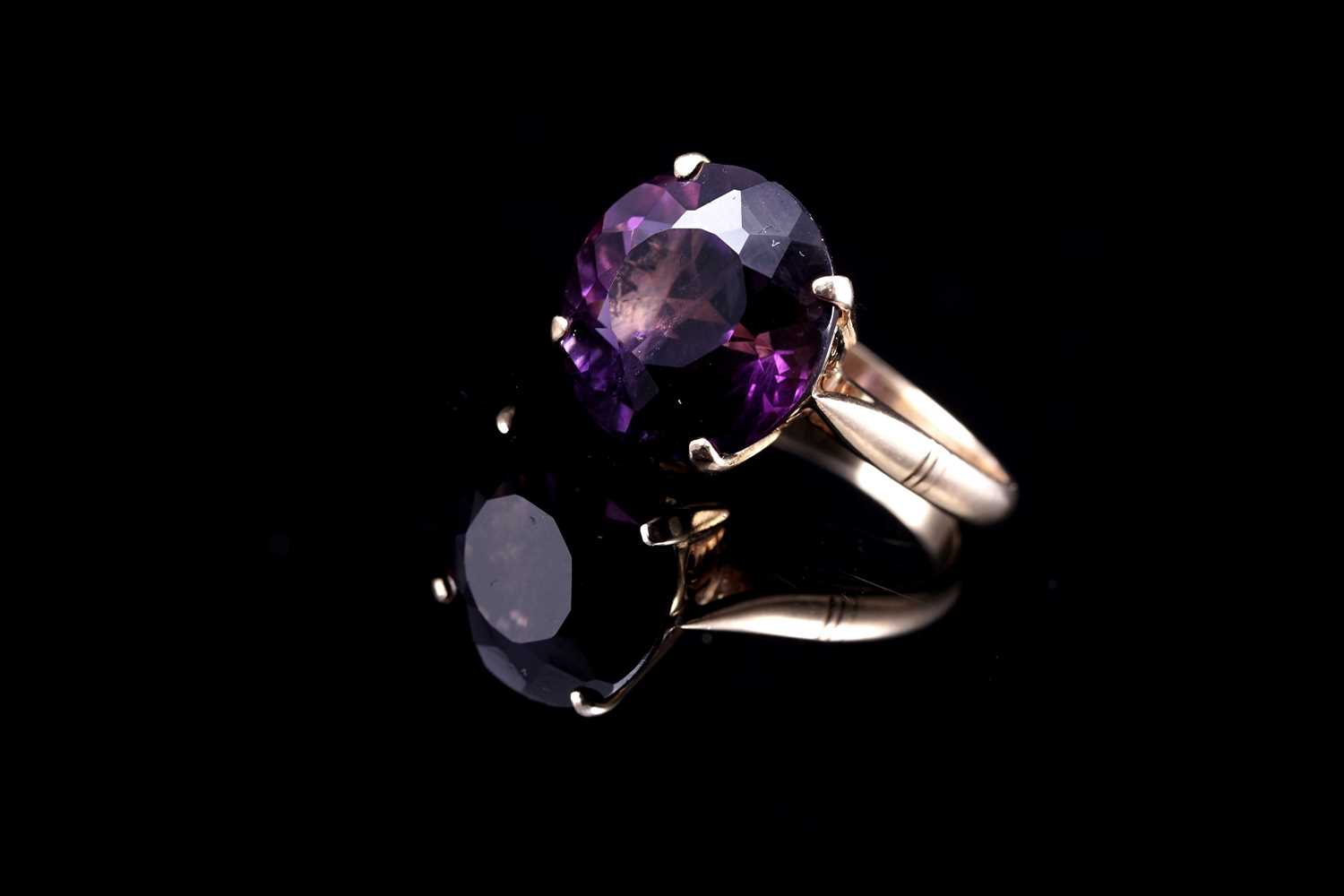 Lot 92 - A 20th Century amethyst dress ring
