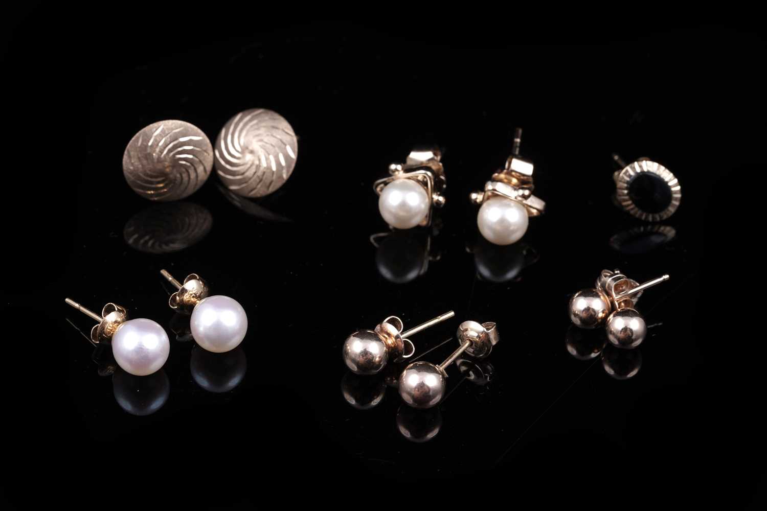 Lot 93 - A selection of stud earrings