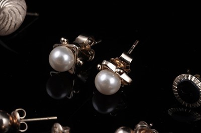Lot 93 - A selection of stud earrings