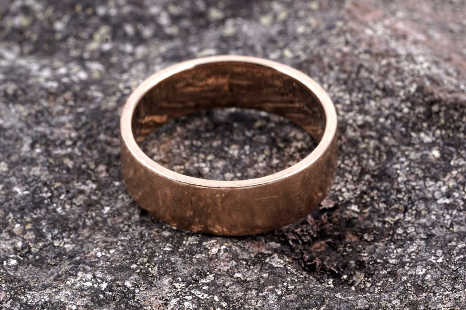 Lot 99 - A gold wedding band