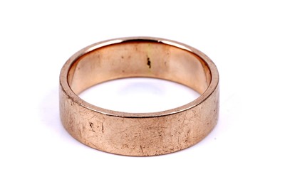 Lot 99 - A gold wedding band