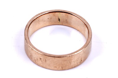 Lot 99 - A gold wedding band