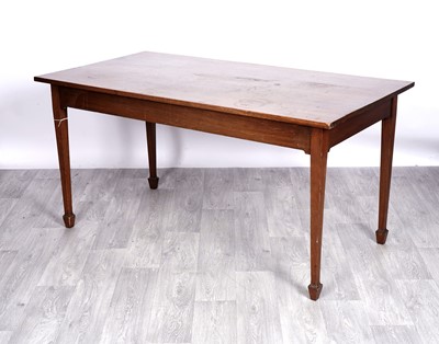 Lot 38 - An early 20th Century mahogany dining table