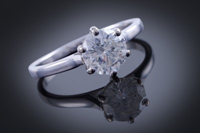 Lot 440 - A single-stone diamond ring