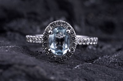 Lot 549 - An aquamarine and diamond cluster ring