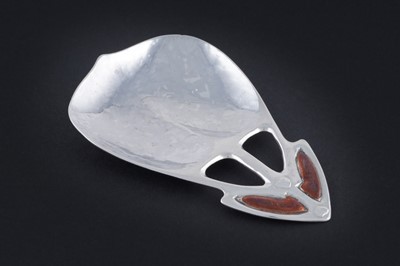 Lot 167 - A late Victorian silver art nouveau caddy spoon