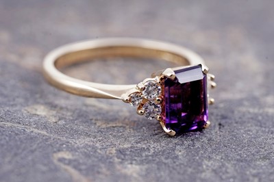 Lot 463 - An amethyst and diamond ring