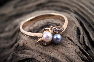 Lot 465 - Cropp & Farr: a cultured pearl and diamond ring