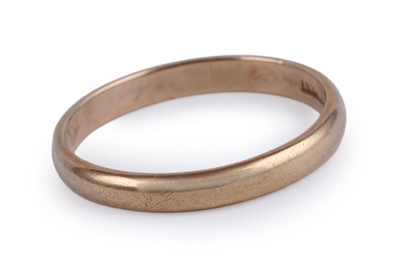 Lot 364 - An 18ct gold wedding band