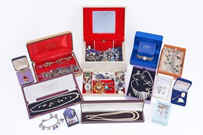 Lot 395 - A collection of costume jewellery
