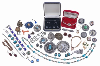 Lot 385 - Period costume jewellery