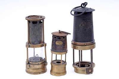 Lot 166 - A collection of lamp parts