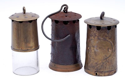 Lot 166 - A collection of lamp parts