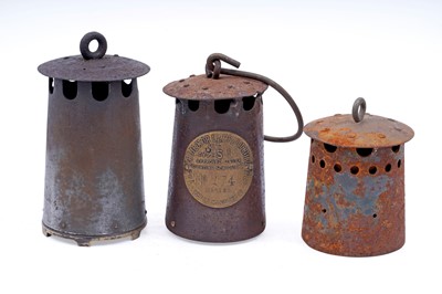 Lot 166 - A collection of lamp parts