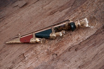 Lot 491 - A 19th Century citrine and Scottish hardstone dirk pattern kilt brooch