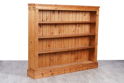 Lot 102 - A 20th Century pine bookcase