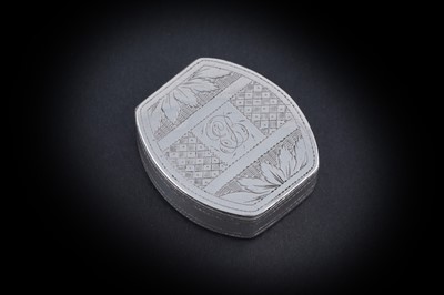 Lot 353 - A George III engraved silver patch box