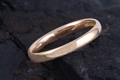 Lot 445 - An 18ct gold wedding band