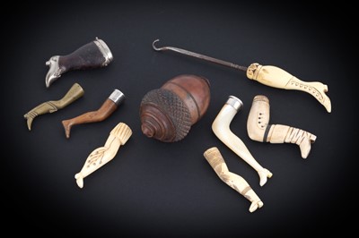 Lot 319 - A miscellaneous lot to include: an early 19th Century coquilla-nut nutmeg grater