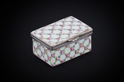 Lot 286 - A late 19th/early 20th Century French silver mounted porcelain vesta box