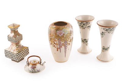 Lot 366 - Japanese earthenware