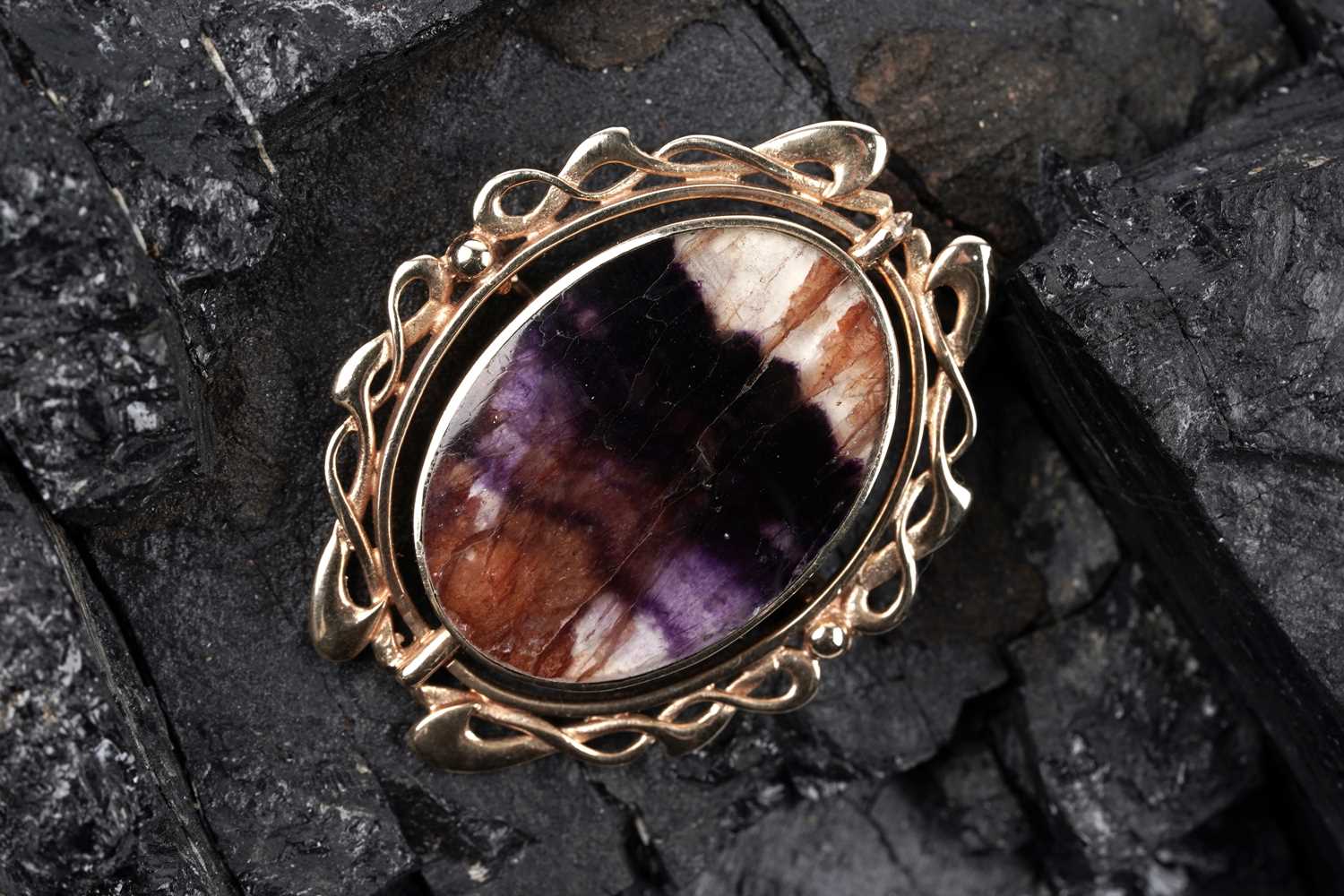 Lot 7 - A Blue John / Derbyshire spar, and blue lace agate reversible brooch