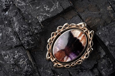 Lot 7 - A Blue John / Derbyshire spar, and blue lace agate reversible brooch